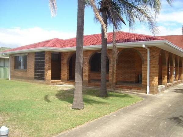 LOVELY RENOVATED FAMILY HOME - RUNAWAY BAY Picture 2