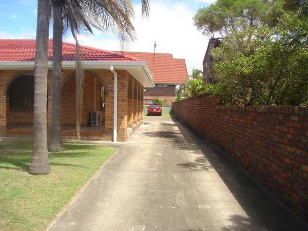 LOVELY RENOVATED FAMILY HOME - RUNAWAY BAY Picture 3