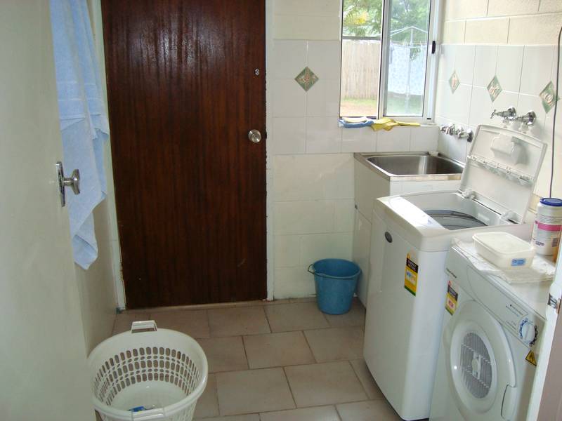 Home overlooking the beach Picture 3