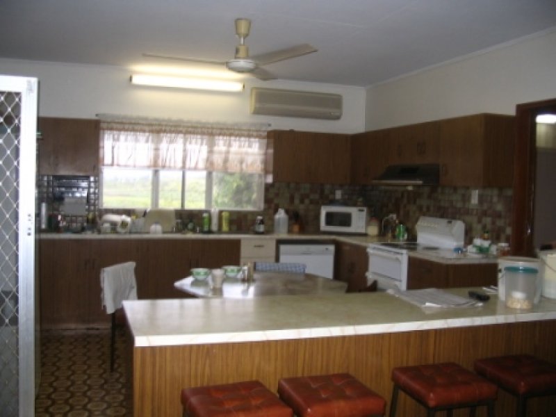 SPACIOUS HOME WITH VIEW SURROUNDS Picture 2