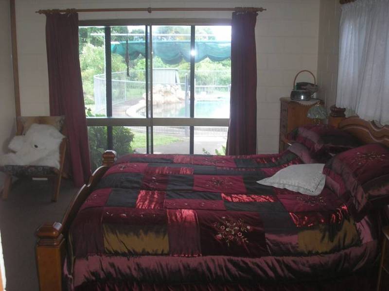 Luxury Living Overlooking Mena Creek Picture 3