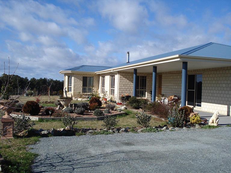 Grand Country Home Picture 2