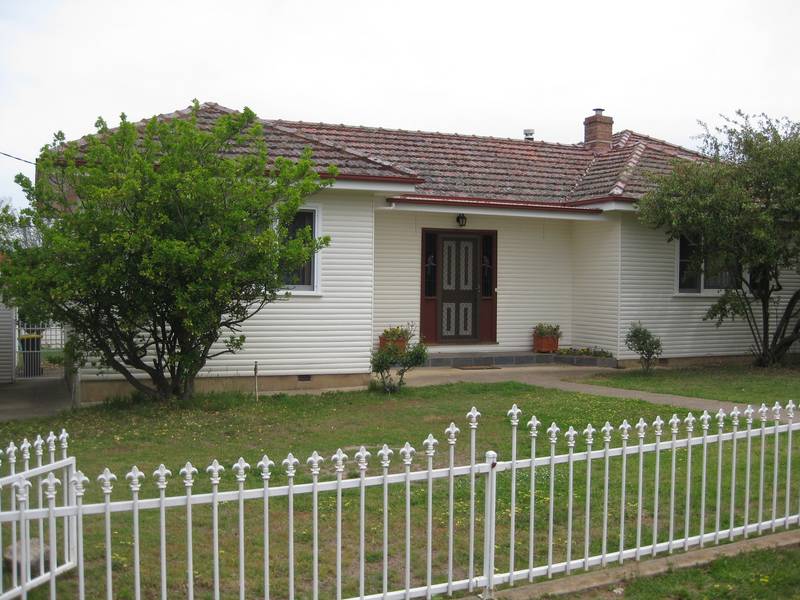 FAMILY HOME ON HUGE BLOCK Picture 1