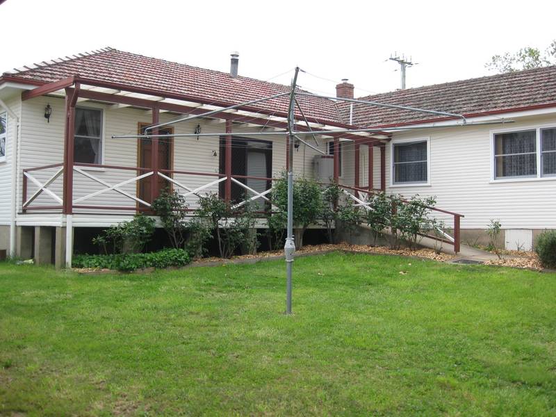 FAMILY HOME ON HUGE BLOCK Picture 2