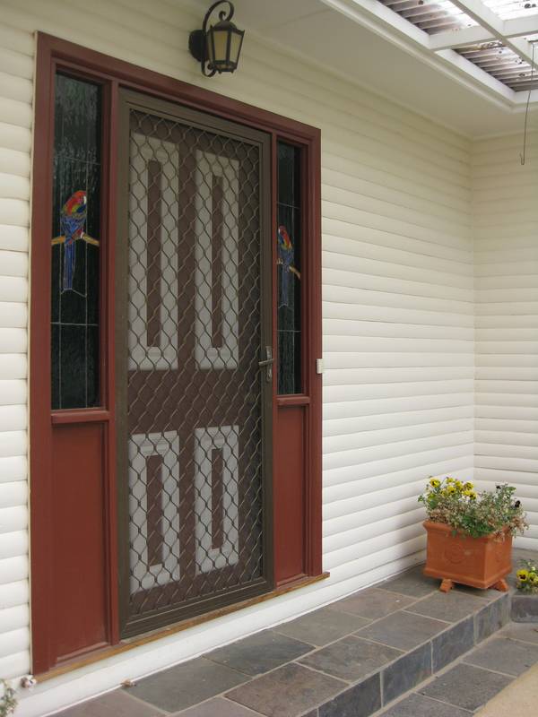 FAMILY HOME ON HUGE BLOCK Picture 3