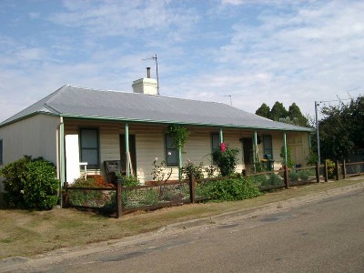 Cottage on 1012 sqm block Picture