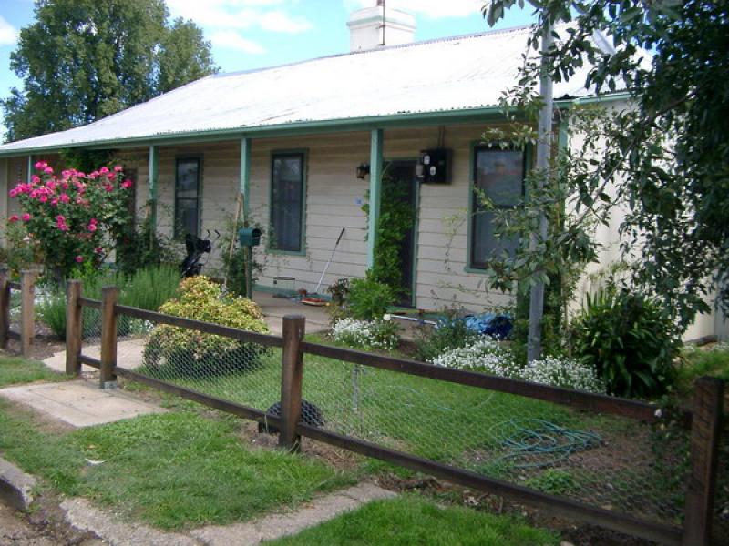 Cottage on 1012 sqm block Picture 2