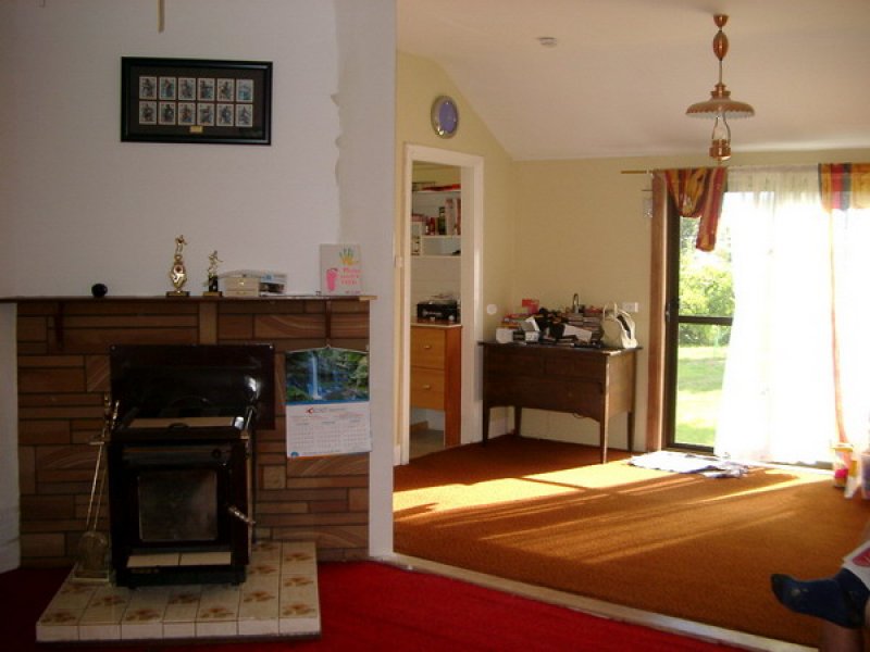 Cottage on 1012 sqm block Picture 3