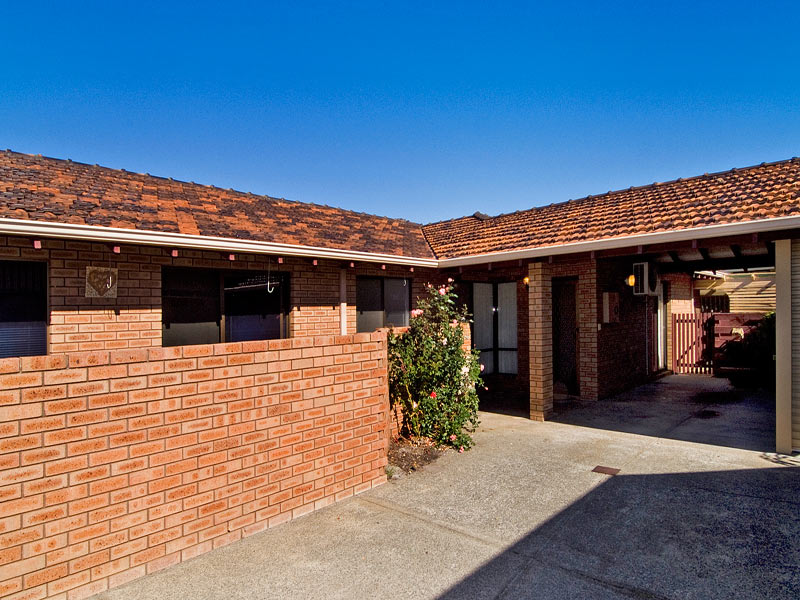 PRICE SLASHED....LARGE 2 BED UNIT FOR OVER 55's. Call to view with Pam Picture