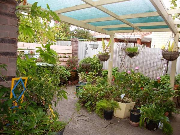 GORGEOUS END VILLA IN SMALL COMPLEX Picture