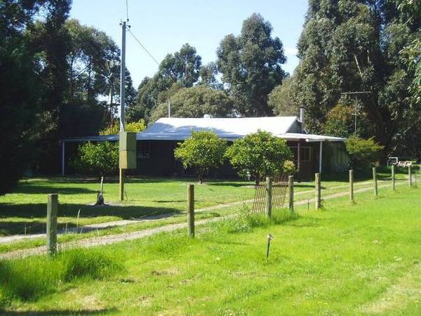 GREAT STARTER ON 2.5 ACRES! Picture 2