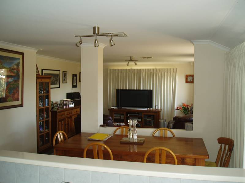 UNBEATABLE RIVERSIDE LOCATION!! Picture 2