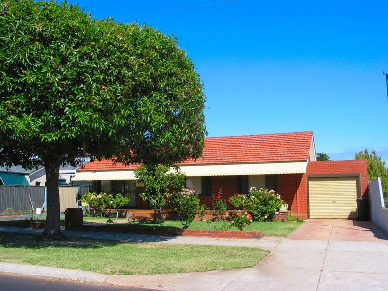 MASSIVE PRICE REDUCTION ON TRIPLEX BLOCK IN GREAT LOCATION.. Picture 3