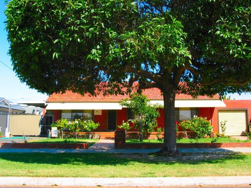 MASSIVE PRICE REDUCTION ON TRIPLEX BLOCK IN GREAT LOCATION.. Picture 1