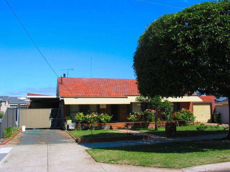 MASSIVE PRICE REDUCTION ON TRIPLEX BLOCK IN GREAT LOCATION.. Picture 2