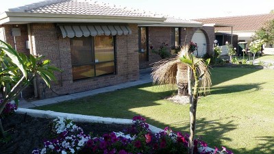 **RENOVATED FAMILY HOME WITH ALL MOD CONS *** Picture