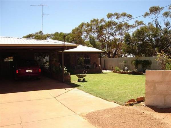 BEAUTIFUL COUNTRY TOWN RESIDENCE! Picture 2