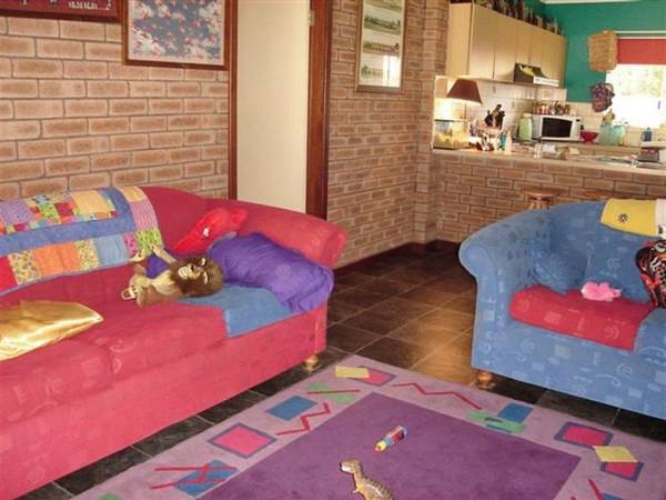 BEAUTIFUL COUNTRY TOWN RESIDENCE! Picture 3