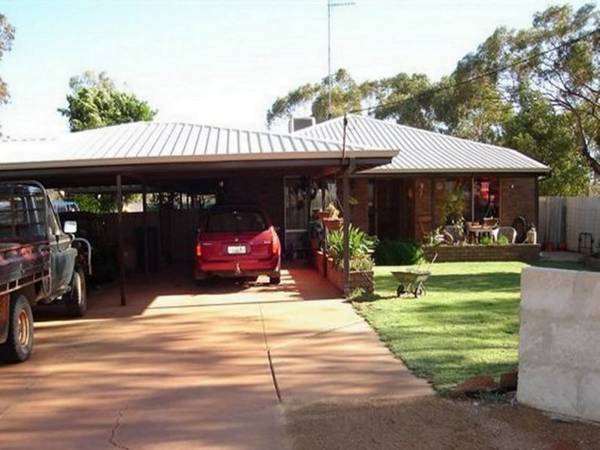 BEAUTIFUL COUNTRY TOWN RESIDENCE! Picture 1