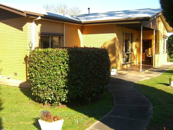 LARGE HOUSE ON 1 ACRE BLOCK Picture 1