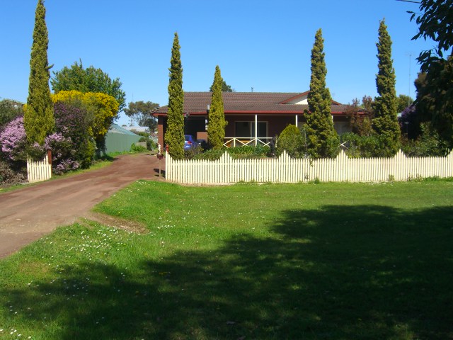 LARGE FAMILY HOME WITH 4 CAR SHED CLOSE TO GOLF COURSE! Picture 1