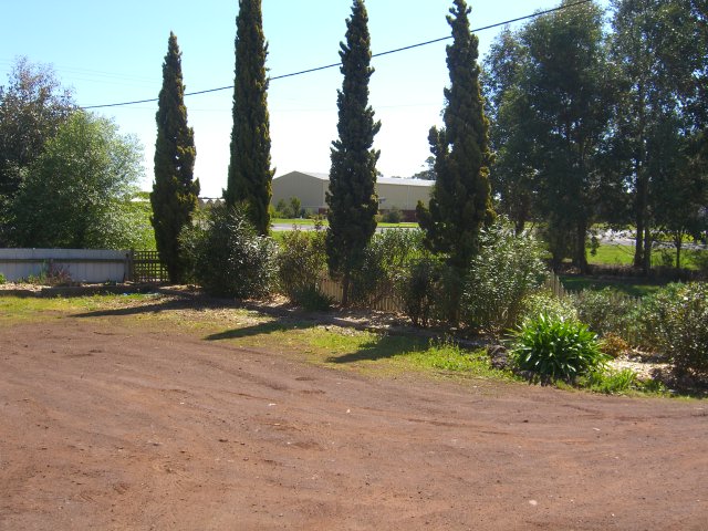 LARGE FAMILY HOME WITH 4 CAR SHED CLOSE TO GOLF COURSE! Picture 3