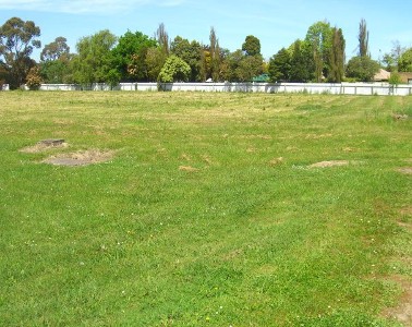 LARGE BULDING BLOCK NEAR GOLF COURSE Picture