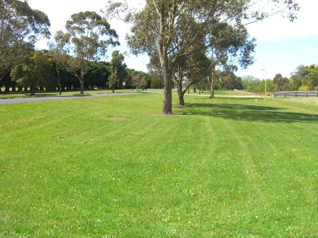 LARGE BULDING BLOCK NEAR GOLF COURSE Picture 3