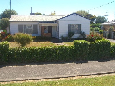 CHARACTER AND CHARM IN COBDEN! Picture