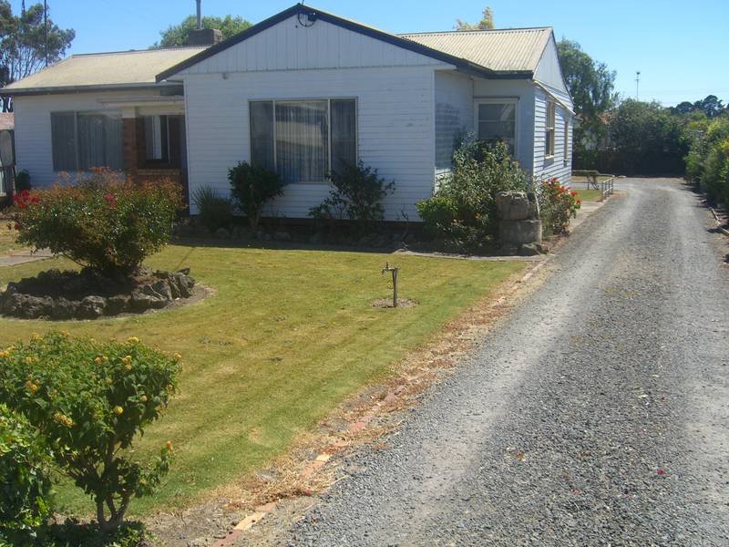 CHARACTER AND CHARM IN COBDEN! Picture 2