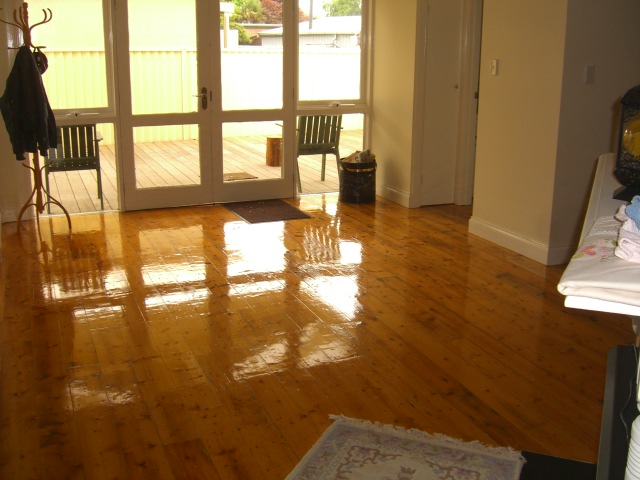 AVAILABLE FROM 1st July 2009 - $450 PER WEEK FULLY FURNISED Picture 3