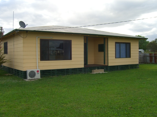 AFFORDABLE FAMILY HOME ON ONE ACRE WITHIN TOWN LIMITS Picture 1