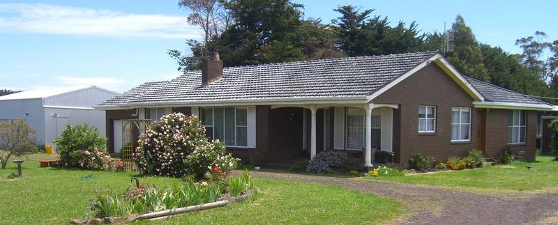 4BR HOME ON 0NE ACRE CLOSE TO COBDEN/TERANG Picture 2