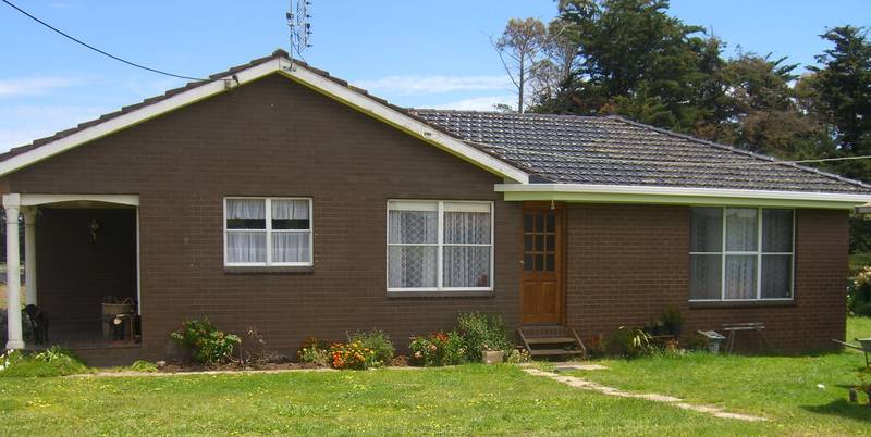 4BR HOME ON 0NE ACRE CLOSE TO COBDEN/TERANG Picture 3