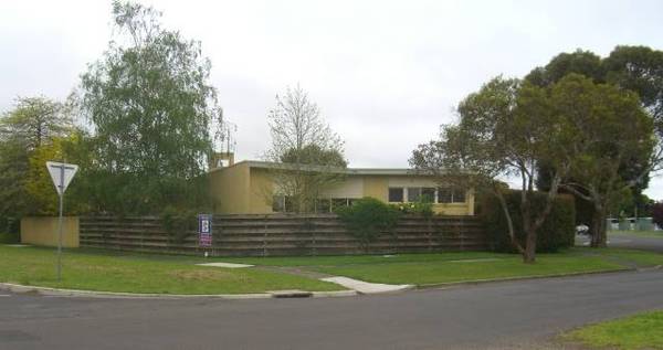 ARCHITECT INSPIRED FAMILY RESIDENCE Picture 1