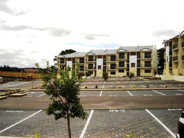 TOP LEVEL ALBANY APARTMENT Picture 1