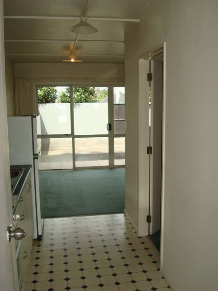 1 Bedroom House with 1 Bathroom. Picture