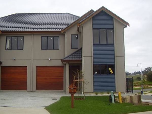 TWO STOREY TOWNHOUSE Picture 1
