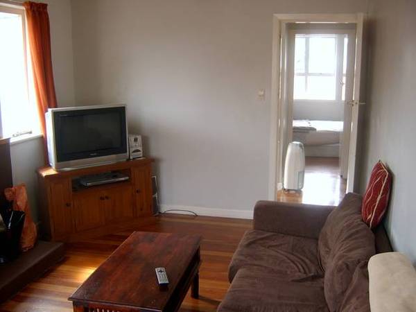 SUPERB LOCATION! Picture 3