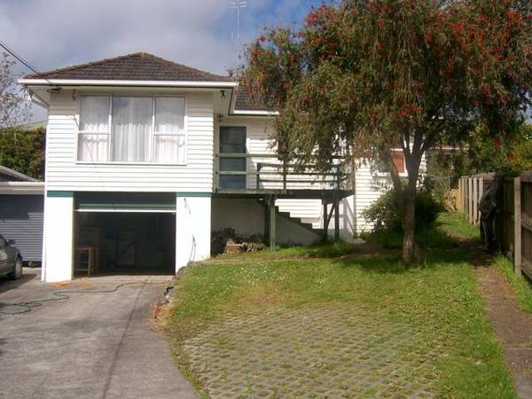 SUPERB LOCATION! Picture 1