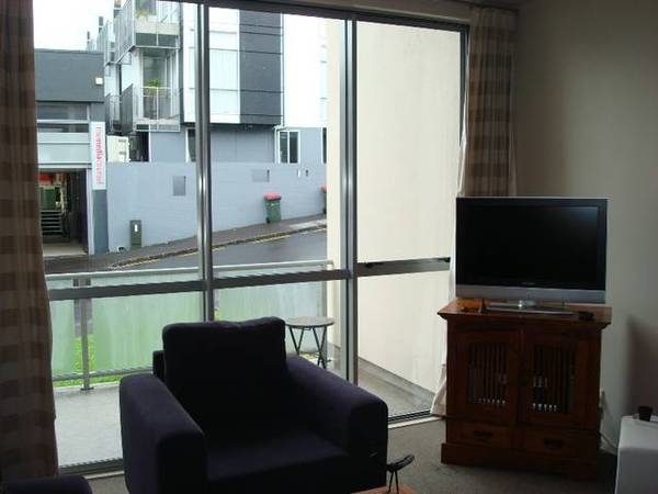 2 LEVEL TOWNHOUSE - GREAT LOCATION Picture 2 LEVEL TOWNHOUSE - GREAT LOCATION Picture