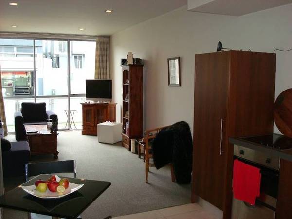 2 LEVEL TOWNHOUSE - GREAT LOCATION Picture 2 LEVEL TOWNHOUSE - GREAT LOCATION Picture