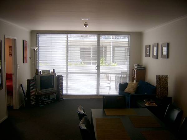 2 Double Bedrooms - 2 Carparks Picture