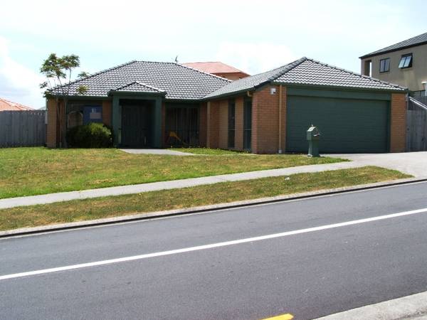 GREAT LOCATION & PLENTY OF SPACE Picture 1