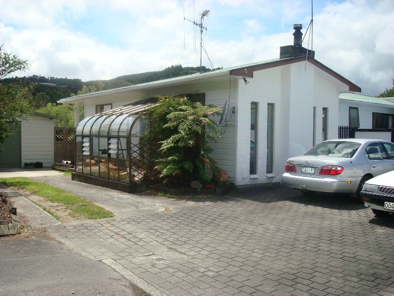 Fantastic Private Family Home Picture 1