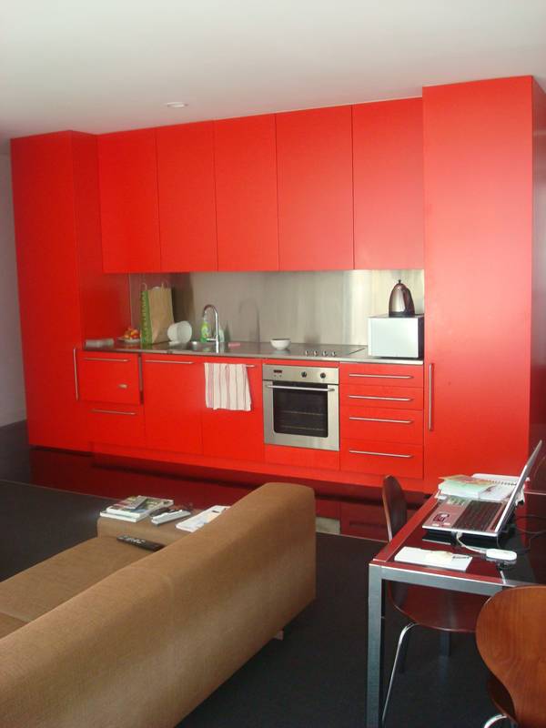 Fully Furnished 2 Bedroom Apartment with Carpark Picture 2