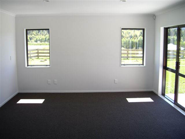 4 Bedroom Home in Emerald Hill Picture 3