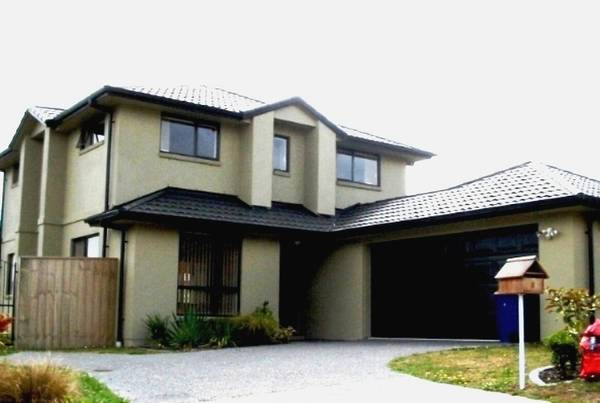 LARGE MODERN FAMILY HOME Picture 1