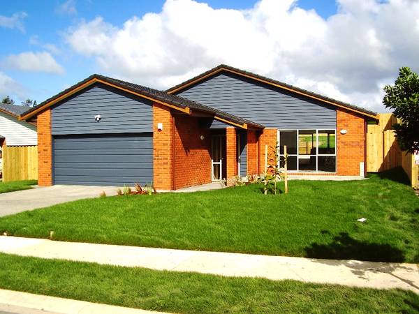 LARGE FAMILY HOME IN OREWA Picture 1