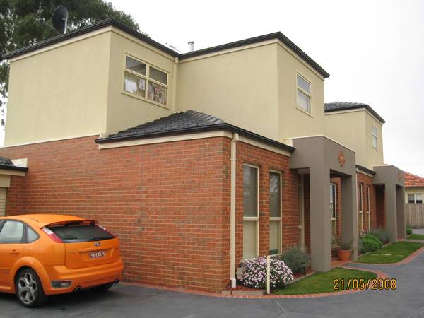 Lovely 3 bedroom townhouse Picture 1